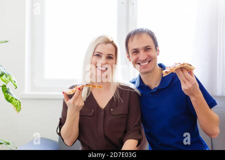 Mann und Frau eine Pizza essen und den Abend genießen Stockfoto