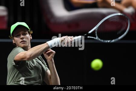 Köln, Deutschland. Oktober 2020. Tennis: ATP Tour - Kölner Meisterschaften (ATP), Einzel, Männer, 2. Runde, P. Herbert (Frankreich) - Sinner (Italien). Jannik Sinner spielt den Ball. Quelle: Jonas Güttler/dpa/Alamy Live News Stockfoto