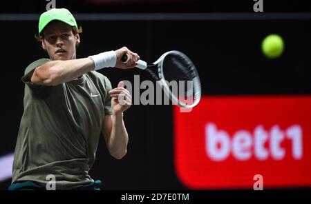 Köln, Deutschland. Oktober 2020. Tennis: ATP Tour - Kölner Meisterschaften (ATP), Einzel, Männer, 2. Runde, P. Herbert (Frankreich) - Sinner (Italien). Jannik Sinner spielt den Ball. Quelle: Jonas Güttler/dpa/Alamy Live News Stockfoto