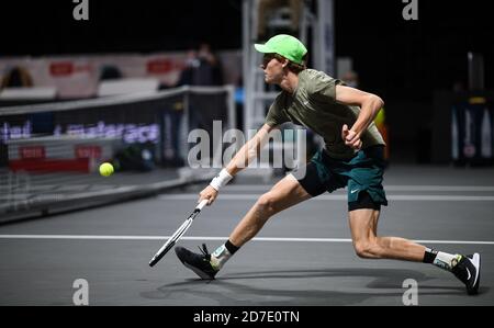 Köln, Deutschland. Oktober 2020. Tennis: ATP Tour - Kölner Meisterschaften (ATP), Einzel, Männer, 2. Runde, P. Herbert (Frankreich) - Sinner (Italien). Jannik Sinner spielt den Ball. Quelle: Jonas Güttler/dpa/Alamy Live News Stockfoto