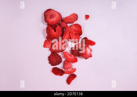 Trockene sublimierte Erdbeere auf rosa Hintergrund. Süßwaren Zutat Stockfoto