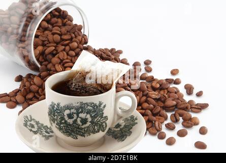 Kopi ist eine Art traditioneller Kaffee, der in Singapur und Malaysia heimische ist. Es ist ein sehr koffeinhaltigen schwarzen Kaffee mit Milch und Zucker serviert. Stockfoto