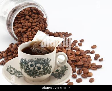 Kopi ist eine Art traditioneller Kaffee, der in Singapur und Malaysia heimische ist. Es ist ein sehr koffeinhaltigen schwarzen Kaffee mit Milch und Zucker serviert. Stockfoto