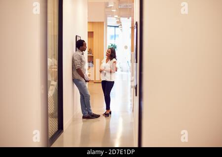 Geschäftsmann Und Geschäftsfrau Mit Romantischen Beziehung Im Büro Korridor Sprechen Stockfoto