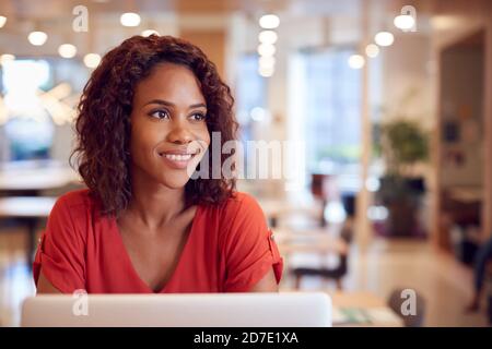 Geschäftsfrau Am Schreibtisch Im Modernen Büroarbeitbereich Mit Laptop Stockfoto