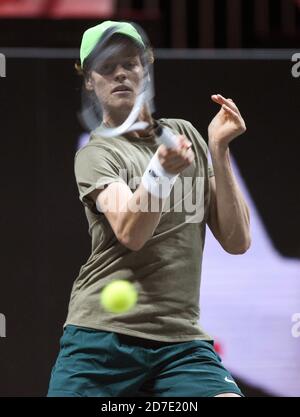 Köln, Deutschland. Oktober 2020. Tennis: ATP Tour - Kölner Meisterschaften (ATP), Einzel, Männer, 2. Runde, P. Herbert (Frankreich) - Sinner (Italien). Jannik Sinner spielt den Ball. Quelle: Jonas Güttler/dpa/Alamy Live News Stockfoto