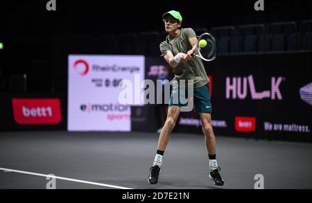 Köln, Deutschland. Oktober 2020. Tennis: ATP Tour - Kölner Meisterschaften (ATP), Einzel, Männer, 2. Runde, P. Herbert (Frankreich) - Sinner (Italien). Jannik Sinner spielt den Ball. Quelle: Jonas Güttler/dpa/Alamy Live News Stockfoto