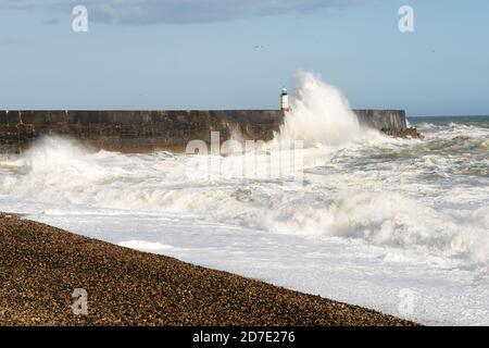 Wellen treffen während eines Sturms auf das Wellenbrecher bei Newhaven. Stockfoto