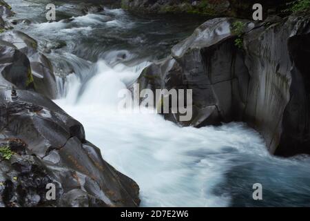 Wasserfall im Wald bei Nikko heißer Quelle, Onsen, Japan Stockfoto