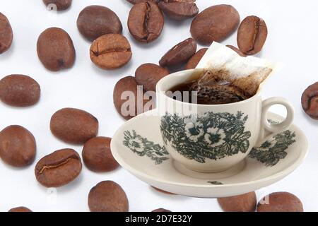 Kopi ist eine Art traditioneller Kaffee, der in Singapur und Malaysia heimische ist. Es ist ein sehr koffeinhaltigen schwarzen Kaffee mit Milch und Zucker serviert. Stockfoto