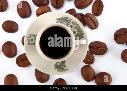 Kopi ist eine Art traditioneller Kaffee, der in Singapur und Malaysia heimische ist. Es ist ein sehr koffeinhaltigen schwarzen Kaffee mit Milch und Zucker serviert. Stockfoto