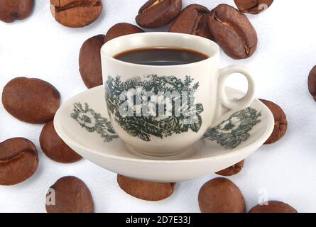 Kopi ist eine Art traditioneller Kaffee, der in Singapur und Malaysia heimische ist. Es ist ein sehr koffeinhaltigen schwarzen Kaffee mit Milch und Zucker serviert. Stockfoto