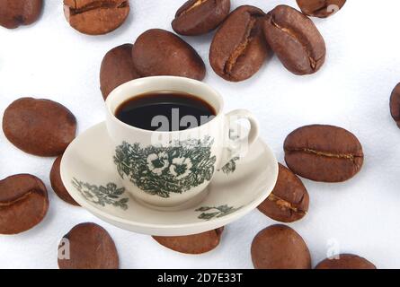 Kopi ist eine Art traditioneller Kaffee, der in Singapur und Malaysia heimische ist. Es ist ein sehr koffeinhaltigen schwarzen Kaffee mit Milch und Zucker serviert. Stockfoto