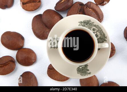 Kopi ist eine Art traditioneller Kaffee, der in Singapur und Malaysia heimische ist. Es ist ein sehr koffeinhaltigen schwarzen Kaffee mit Milch und Zucker serviert. Stockfoto