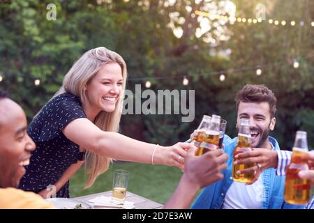 Freunde Machen Toast Mit Alkohol Im Garten Zu Hause Genießen Sommergartenfest Stockfoto