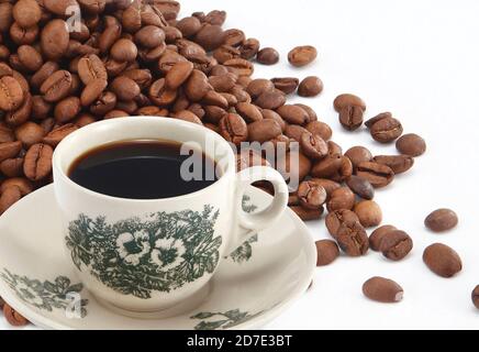 Kopi ist eine Art traditioneller Kaffee, der in Singapur und Malaysia heimische ist. Es ist ein sehr koffeinhaltigen schwarzen Kaffee mit Milch und Zucker serviert. Stockfoto