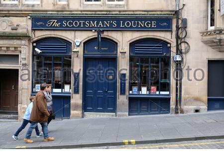 Edinburgh, Schottland, Großbritannien. Oktober 2020. Die aktuellen Covid-19-Beschränkungen, die die Schließung aller Pubs, Bars und Restaurants im Zentralgürtel beinhalten, sollen wie geplant über den 26. Oktober hinaus verlängert werden und für eine weitere Woche bis Montag, den 2. November gelten. Die Scotsman's Lounge in der Cockburn Street war verschlossen und hatte Stühle auf Tischen. Kredit: Craig Brown/Alamy Live Nachrichten Stockfoto