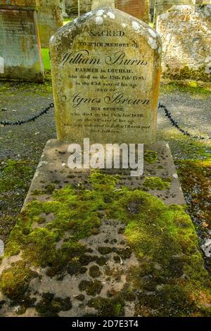 Grabstein von William Burns, Vater von Robert oder Rabbie Burns, in Alloway Auld Kirk (Alte Kirche). Alloway Kirk war der Schauplatz für eines der berühmtesten Gedichte von Burns 'Tam O' Shanter'. Stockfoto
