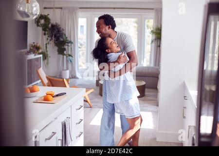 Liebevolles Paar Tragen Pyjamas Umarmung In Küche Zu Hause Zusammen Stockfoto