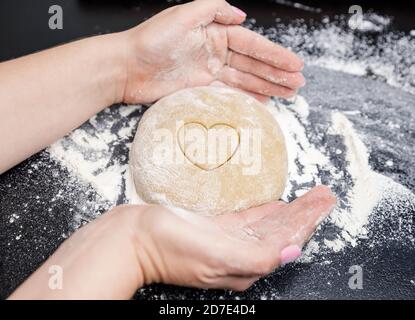 Backen für Valentinstag und romantische Datum. Kochen hausgemachte Kekse Stockfoto