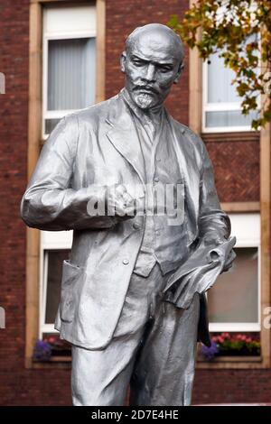 Gelsenkirchen, 22. Oktober 2020: Statue des sowjetischen Revolutionsführers Wladimir Iljitsch Lenin, die am 20. Juni 2020 vor dem Parteihauptsitz der kommunistischen marxistisch-leninistischen MLPD-Partei Deutschlands errichtet wurde. Die Stahlstatue ist zwei Meter hoch und wurde in der damaligen kommunistischen Tschechoslowakei in den 1950er Jahren gegossen. Stockfoto