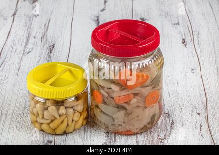 Traditionelle türkische Gurken mit verschiedenen Früchten, Gemüse und eingelegten Paprika. Stockfoto