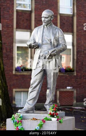 Gelsenkirchen, 22. Oktober 2020: Statue des sowjetischen Revolutionsführers Wladimir Iljitsch Lenin, die am 20. Juni 2020 vor dem Parteihauptsitz der kommunistischen marxistisch-leninistischen MLPD-Partei Deutschlands errichtet wurde. Die Stahlstatue ist zwei Meter hoch und wurde in der damaligen kommunistischen Tschechoslowakei in den 1950er Jahren gegossen. Stockfoto