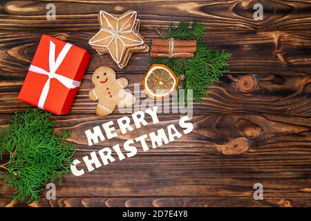 Weihnachtstanne, Lebkuchen, Sterne, getrocknete Orange, Zimt Stockfoto