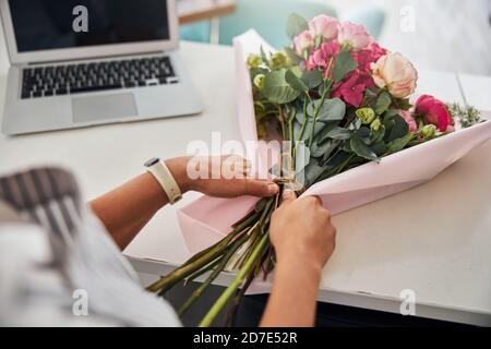 Professionelle Floristen Finishing machen einen schönen Strauß Stockfoto