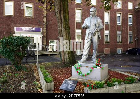 Gelsenkirchen, 22. Oktober 2020: Statue des sowjetischen Revolutionsführers Wladimir Iljitsch Lenin, die am 20. Juni 2020 vor dem Parteihauptsitz der kommunistischen marxistisch-leninistischen MLPD-Partei Deutschlands errichtet wurde. Die Stahlstatue ist zwei Meter hoch und wurde in der damaligen kommunistischen Tschechoslowakei in den 1950er Jahren gegossen. Stockfoto