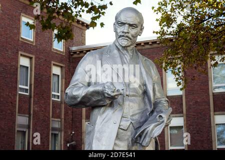 Gelsenkirchen, 22. Oktober 2020: Statue des sowjetischen Revolutionsführers Wladimir Iljitsch Lenin, die am 20. Juni 2020 vor dem Parteihauptsitz der kommunistischen marxistisch-leninistischen MLPD-Partei Deutschlands errichtet wurde. Die Stahlstatue ist zwei Meter hoch und wurde in der damaligen kommunistischen Tschechoslowakei in den 1950er Jahren gegossen. Stockfoto