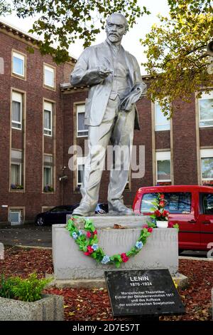 Gelsenkirchen, 22. Oktober 2020: Statue des sowjetischen Revolutionsführers Wladimir Iljitsch Lenin, die am 20. Juni 2020 vor dem Parteihauptsitz der kommunistischen marxistisch-leninistischen MLPD-Partei Deutschlands errichtet wurde. Die Stahlstatue ist zwei Meter hoch und wurde in der damaligen kommunistischen Tschechoslowakei in den 1950er Jahren gegossen. Stockfoto