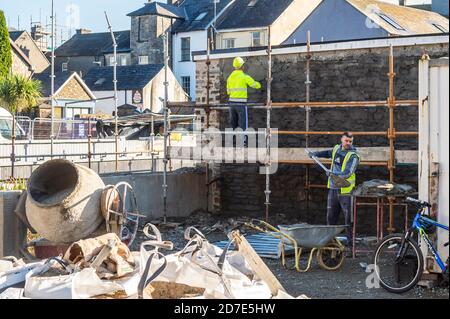 Clonakilty, West Cork, Irland. Oktober 2020. Die Bauarbeiten in Clonakilty wurden heute fortgesetzt, nachdem die Beschränkungen für Level 5 um Mitternacht eintraten. Die Beschränkungen der Stufe 5 werden voraussichtlich sechs Wochen dauern. Quelle: AG News/Alamy Live News Stockfoto