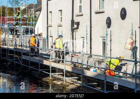 Clonakilty, West Cork, Irland. Oktober 2020. Die Bauarbeiten in Clonakilty wurden heute fortgesetzt, nachdem die Beschränkungen für Level 5 um Mitternacht eintraten. Die Beschränkungen der Stufe 5 werden voraussichtlich sechs Wochen dauern. Quelle: AG News/Alamy Live News Stockfoto