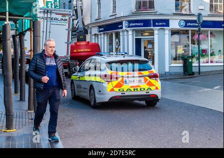 Clonakilty, West Cork, Irland. Oktober 2020. Ein Garda Auto patrouilliert heute Clonakilty, nachdem die Level 5 Beschränkungen um Mitternacht eintraten. Die Beschränkungen der Stufe 5 werden voraussichtlich sechs Wochen dauern. Quelle: AG News/Alamy Live News Stockfoto