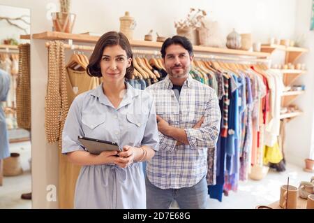 Portrait Von Männlichen Und Weiblichen Besitzer Von Fashion Store Checking Auf Lager Mit Digitalem Tablet Stockfoto