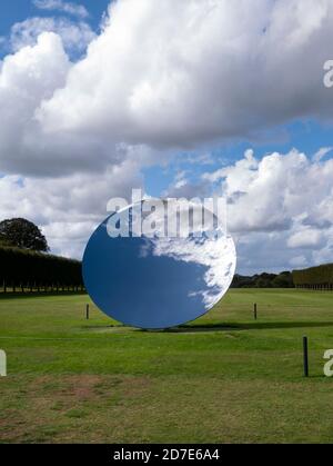 Sky Mirror von Anish Kapoor. Houghton Hall & Gardens, Norfolk, East Anglia, England, Großbritannien. Stockfoto