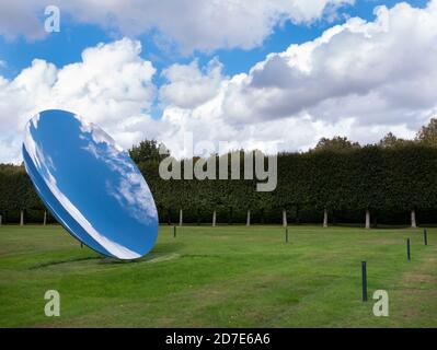 Sky Mirror von Anish Kapoor. Houghton Hall & Gardens, Norfolk, East Anglia, England, Großbritannien. Stockfoto