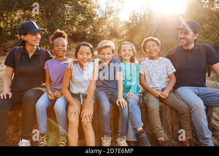 Portrait Von Erwachsenen-Teamleitern Mit Gruppe Von Kindern Bei Aktivitätencamp Im Freien Stockfoto