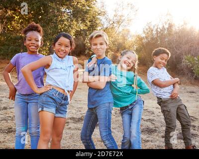 Portrait Von Multikulturellen Kindern Posen Und Hanging Out Mit Freunden Auf Dem Land Zusammen Stockfoto