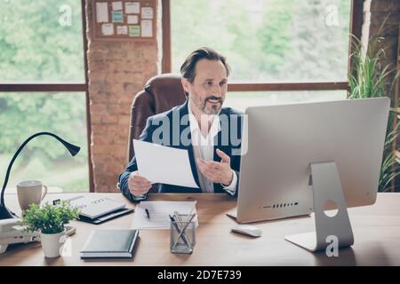 Porträt seiner er schön gut aussehend fröhlich Mann Spezialist online Terminplanung Projekt Start-up Versicherung Vertrieb globale Organisation bei modern Stockfoto