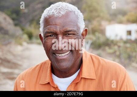 Porträt Eines Lächelnden Afroamerikanischen Senior Man Im Freien Auf Dem Land Stockfoto