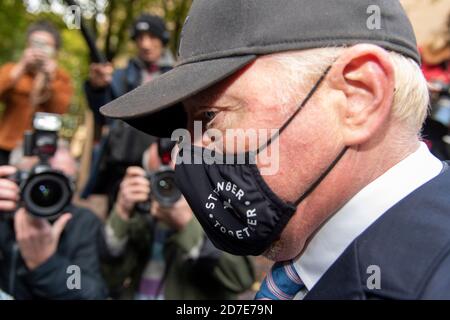 Der ehemalige Tennisprofi Boris Becker (52), der eine Gesichtsmask trägt, verlässt das Southwark Crown Court nach einem Klageantrag und einer Prozessvorbereitung, wo er sich der Anklage wegen Nichteinhaltung einer rechtlichen Verpflichtung zur Offenlegung finanzieller Informationen bei der Einreichung eines Insolvenzverfahrens im Jahr 2017, einschließlich einer Reihe von Immobilien und Bankkonten, gegenübersieht. Stockfoto