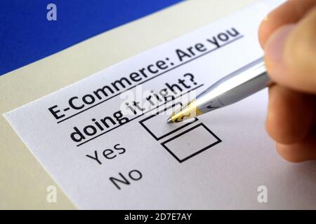 Eine Person beantwortet Fragen zum E-Commerce. Stockfoto