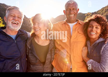 Portrait Von Lächelnden Senior Friends, Die Gemeinsam Auf Dem Land Unterwegs Sind Stockfoto