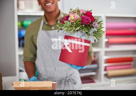 Blumengeschäft Ladenbesitzer Verkauf einer Rosen Topf Stockfoto