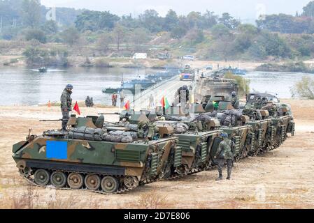 Seoul, Südkorea. Oktober 2020. 21. Oktober 2020 - Yeoju, Südkorea - südkoreanische Soldaten nehmen an einer Flusskreuzungsoperation Teil, um einen möglichen nordkoreanischen Angriff auf den Namhan-Fluss in Yeoju, Geonggi Provinz, Südkorea am 21. Oktober 2020 vorzubereiten. (Foto von Lee Young-ho/Sipa USA) Quelle: SIPA USA/Alamy Live News Stockfoto