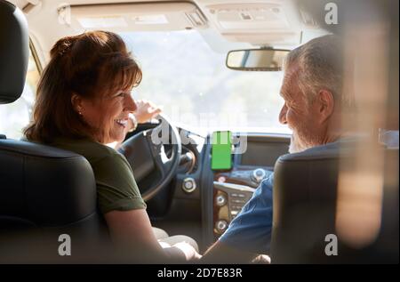 Ein Spanischer Rentner Auf Der Fahrt Durch Die Landschaft Mit Dem Navigationssystem Auf Dem Mobiltelefon Stockfoto