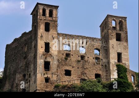 Ruine einer mittelalterlichen Burg mit zwei quadratischen Türmen in den 1500s Jahren, dem Castello dei Doria, in Dolceacqua, Ligurien, Italien. Dolceacqua, das 1177 erstmals erwähnt wurde, war die Heimat der Dorias, der dynastischen Herrscher von Genua. Spuren von Renaissance-Fresken sind trotz der Schäden im Jahr 1744 während des Erbfolgekrieges Österreichs noch immer auf den 1500s Türmen zu sehen. Der führende Impressionist Claude Monet malte das Schloss und eine nahe gelegene Brücke aus dem Jahr 1400s über den Fluss Nervia. Stockfoto