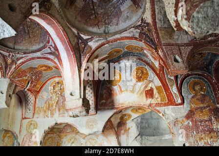 Wandmalerei von St. Peter und St. Paul zusammen in der mittleren Wand der geometrischen Bögen in einer alten christlichen Höhlenkirche. Kappadokien Türkei Stockfoto